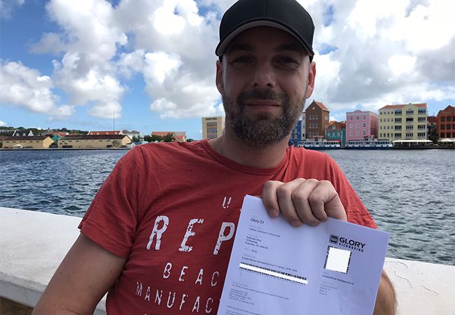 Foto: Edwin de Grijs met de gewonnen kaarten