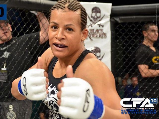 Transgender MMA-vechter die schedel rivaal brak onder vuur