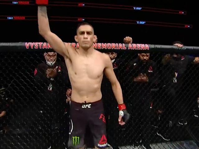 DIKKE MIDDELVINGER: Tony Ferguson nog lang niet met pensioen