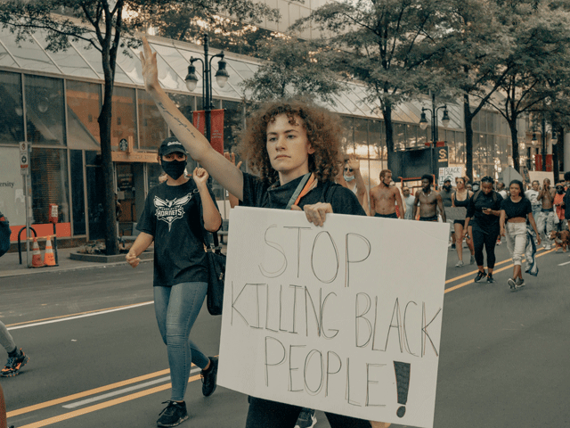 BLACK LIVES MATTER: Vechtsport organisatie houdt racist in dienst