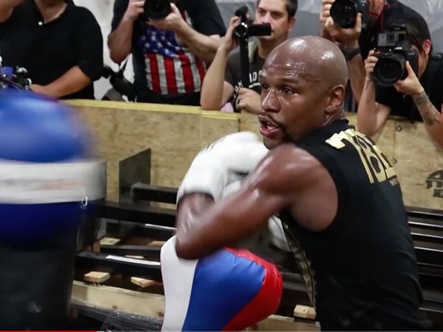 BOKS SCHANDE: Floyd Mayweather de ring in tegen YouTube ster