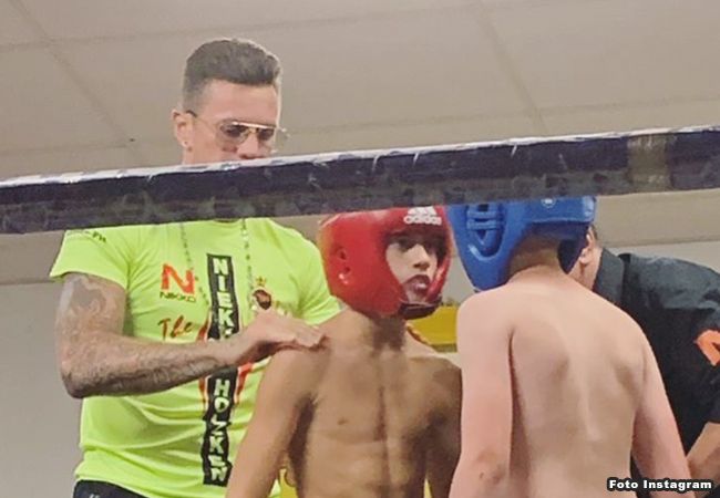 Zoon Nieky Holzken vecht tijdens mega kickboks toernooi