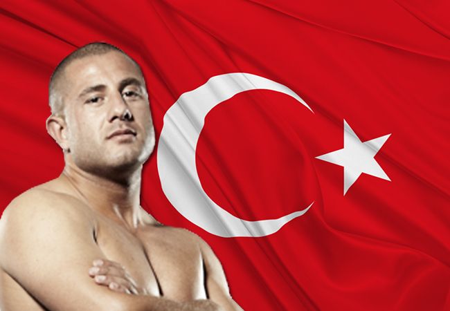 Gökhan Saki vecht tijdens UFC Londen in maart 2019