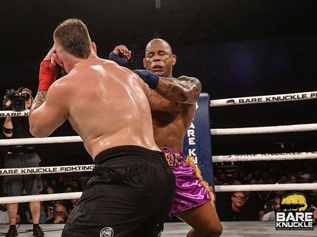 Ex Bellator kampioen doorstaat blote vuist boks debuut