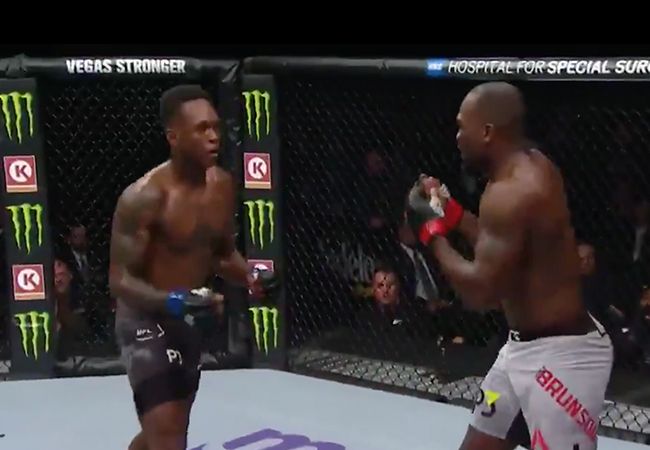 Israel Adesanya vs. Anderson Silva tijdens UFC 234 in Melbourne