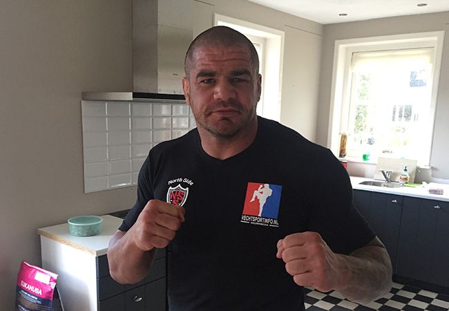 UFC-veteraan McSweeney geeft Ilunga een lesje 'Dutch Style' kickboksen