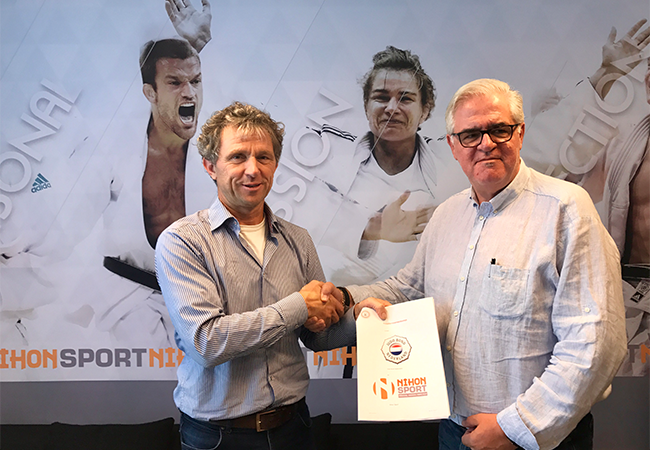 Op de foto: Huub Stammes (algemeen directeur JBN) en Peter Wetzer (eigenaar Nihon Sport)