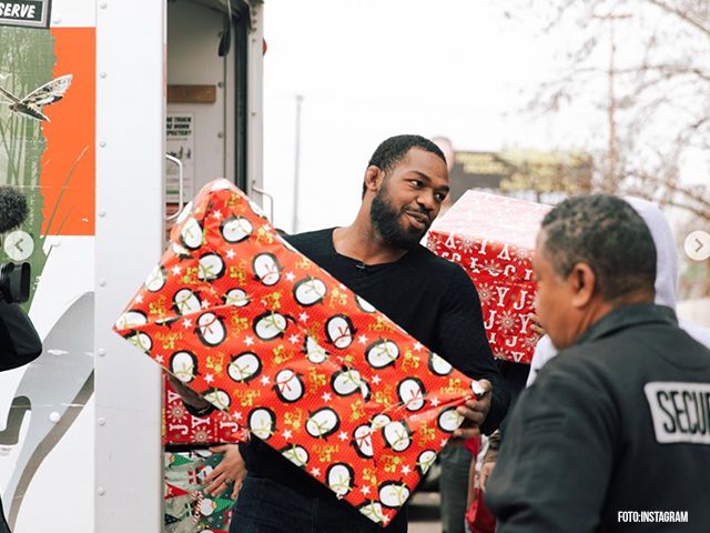 UFC-kampioen Jon Jones hielp daklozen tijdens Kerstmis