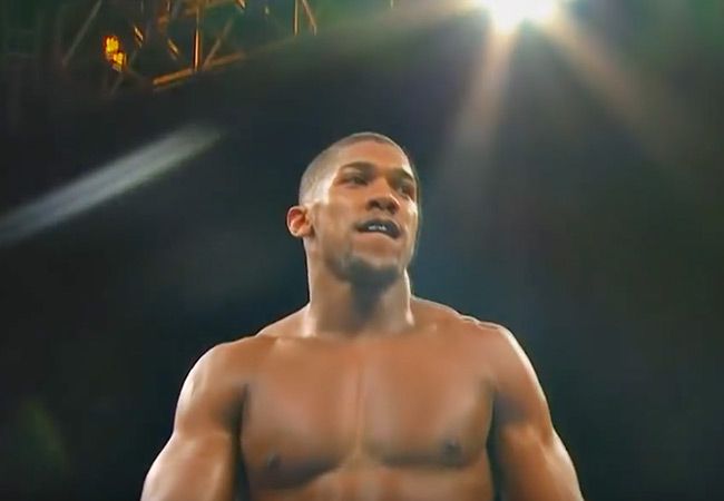 Anthony Joshua slaat Alexander Povetkin knock-out en behoudt zwaargewicht titels