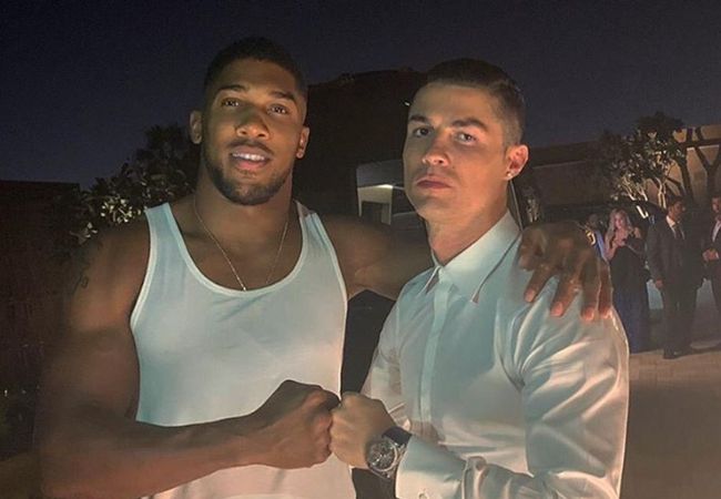 Kritiek op bokskampioen Joshua: 'Ronaldo is mijn held'