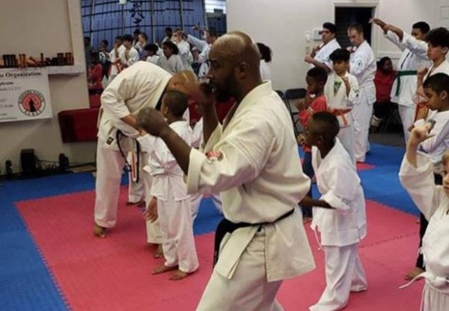 Man krijgt flink pak slaag na ontvoeringspoging in karate gym