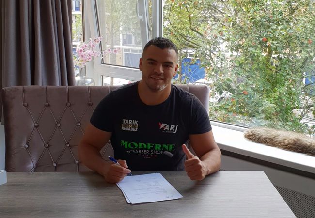 Tarik Khababez met het ONE Championship contract