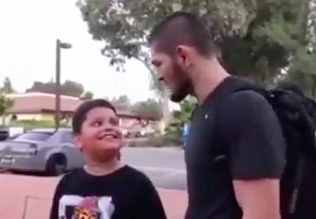 MMA-VECHTER KHABIB NURMAGOMEDOV WEIGERT FOTO MET BARÇA-FAN