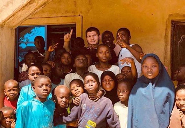 UFC Kampioen Khabib Nurmagomedov helpt Afrikaanse kinderen
