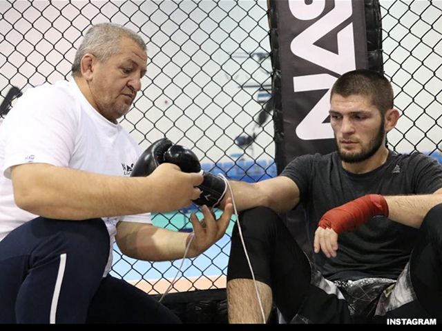 CORONATEST: UFC Kampioen Khabib's vader opgenomen in ziekenhuis