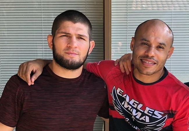 UFC kampioen Khabib tekent contract gevecht tegen Ferguson