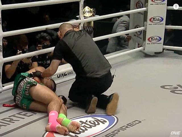 KNOCK-OUT VIDEO: Bloedstollend einde Muaythai gevecht