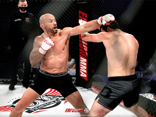 GEBROKEN HAND: MMA-vechter Maruan Belgharbi pakt winst bij Enfusion