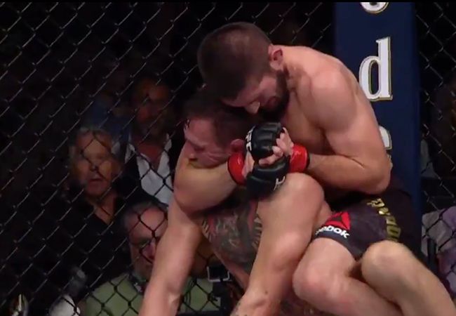 Video UFC 229: Dit is wat Khabib tegen McGregor zei terwijl hij op hem inbeukte