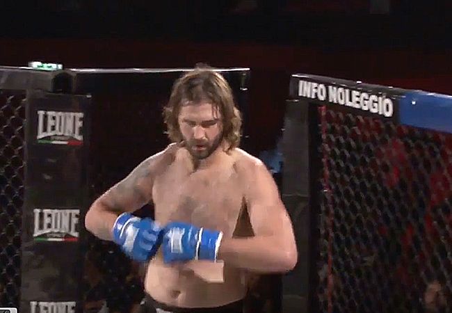 Zwaaien met geslachtsdeel: 'geschorste MMA-vechter dient klacht in'