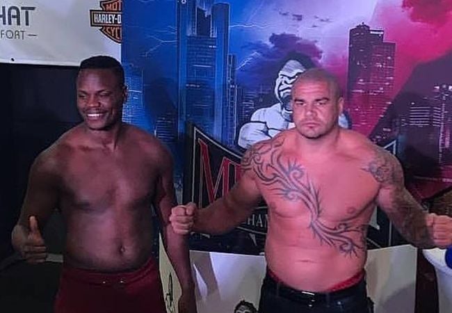 UFC-veteraan McSweeney geeft Ilunga een lesje 'Dutch Style' kickboksen