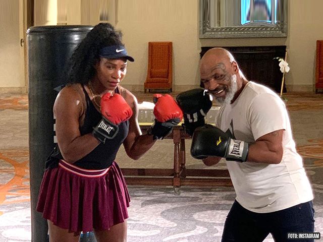 Bokslegende Mike Tyson geeft tenniskampioen boksles (video)