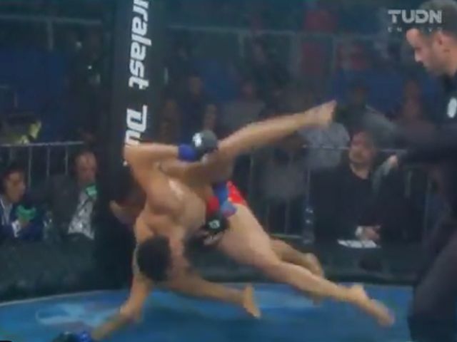 KRAK: Gruwelijke botbreuk bij MMA-vechter (video)
