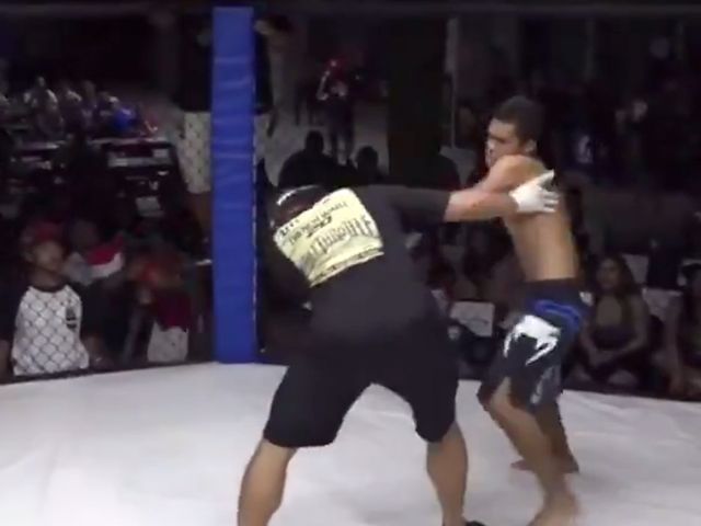 ? | FUCK THE RULES: MMA-vechter gaat los op scheidsrechter