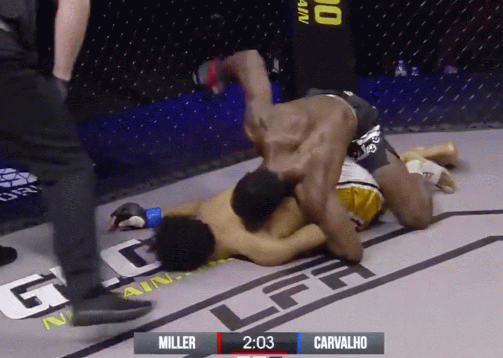 STUITERBAL: Meesterlijke knock-out tijdens bruut MMA-gevecht (video)