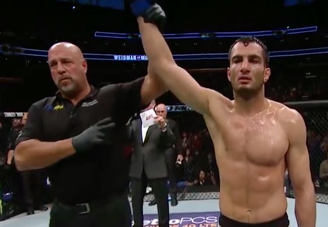Gegard Mousasi wint van Alexander Shlemenko tijdens debuut Bellator 185