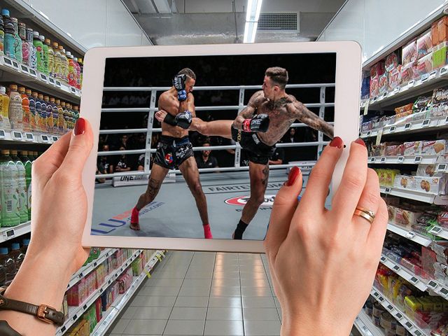 SHOPPEN: ONE Championship koopt supermarkt met kickboksers leeg