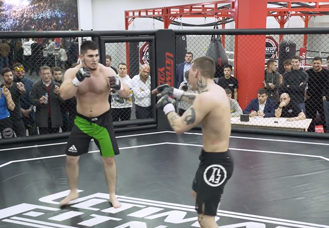 17-jarige maakt bruut MMA-debuut in Rusland (video)