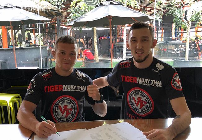 Foto: Petr Yan (links) tijdens ondertekening UFC contract