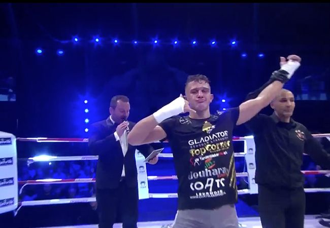 Tayfun Ozcan wint van Petchchaiyo Banchamek op Enfusion Amsterdam!
