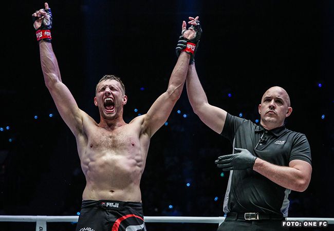 Nederlandse MMA-vechter Reinier de Ridder pakt winst in Jakarta