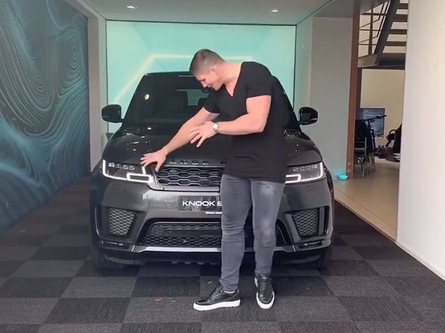 Rico Verhoeven voortaan de weg op in super vette bolide
