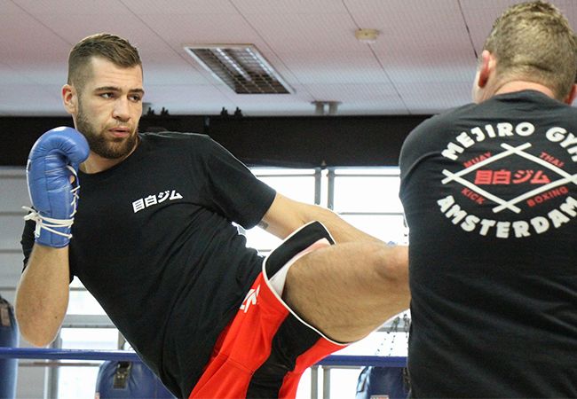 Roel Mannaart en Kilat Hallie de boksring in tijdens het Ben Bril Memorial