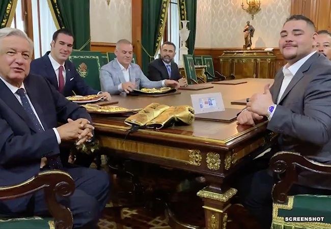 Bokskampioen Andy Ruiz geëerd door president van Mexico