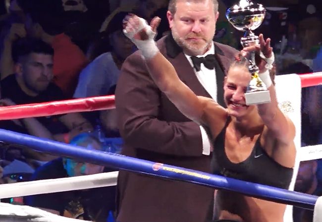 Enfusion kampioen Sarèl de Jong behoudt wereldtitel kickboksen