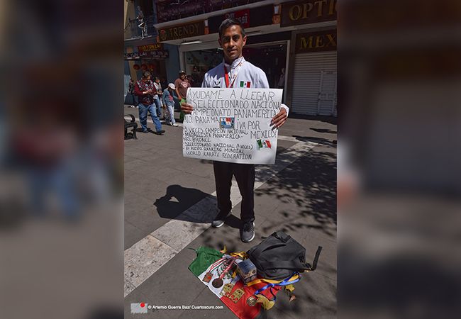 Mexicaans taekwondo vechter bedelt op straat voor deelname kampioenschap