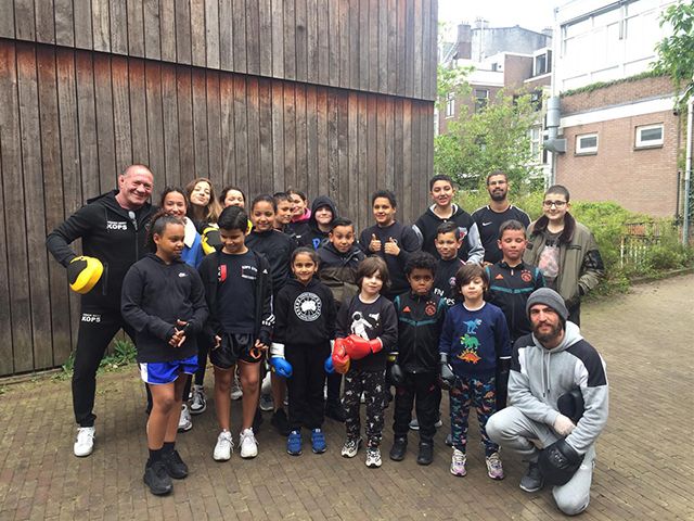 Sportscholen helpen de jeugdige kickboksers weer op gang