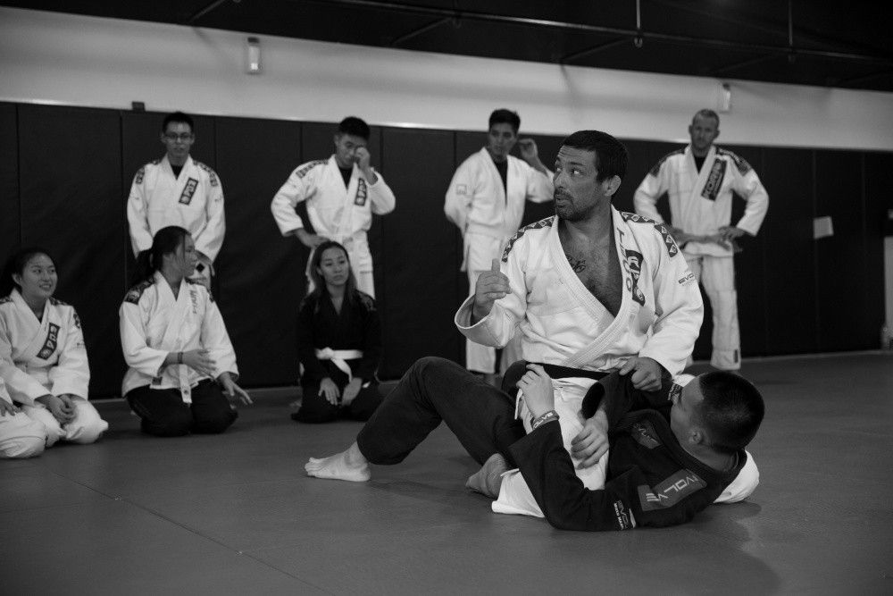 2x BJJ Wereldkampioen Teco Shinzato legt technieken uit aan zijn studenten bij Evolve MMA.