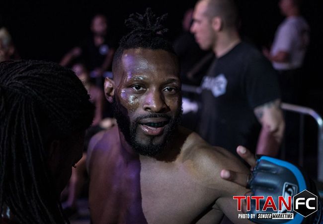 Foutje bedankt: MMA-kampioen kan fluiten naar wereldtitel