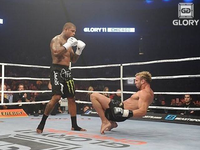 HET MOET: 'Breng Tyrone Spong terug naar het kickboksen'