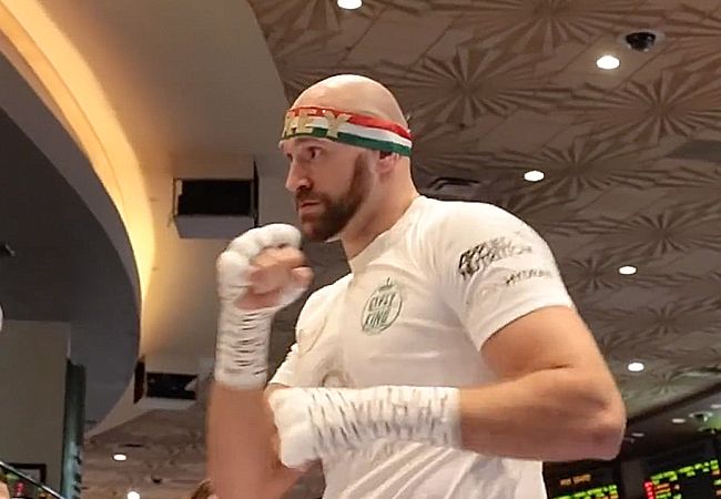 ORALE SEKS: Bokskampioen Tyson Fury likt zijn kaak sterk