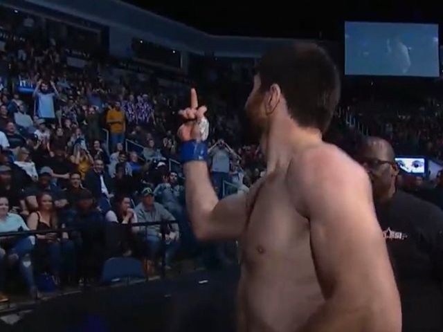 ? | KLOTEZOOI: UFC gevecht eindigt in groot drama