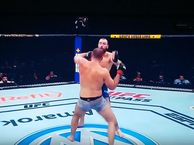 UFC jury onder vuur om controversiële uitslag MMA-wedstrijd