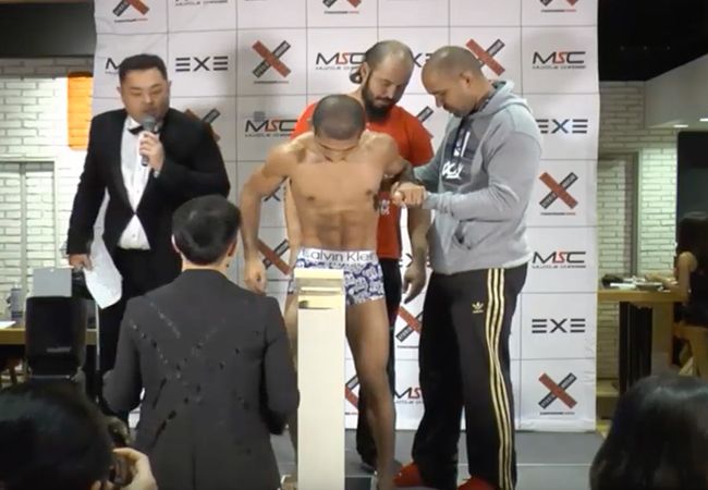 Extreem afgevallen MMA vechters moeten worden bestraft voor hun volgende gevecht?