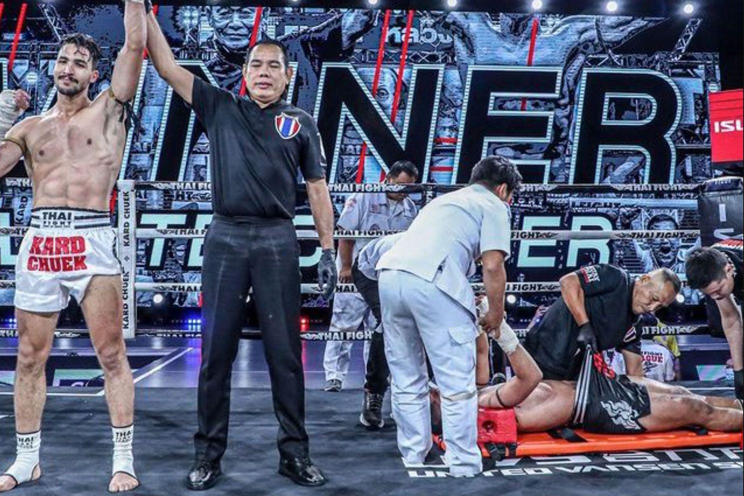 🎥 Marokkaanse vechtmachine slaat rivaal onderuit ondanks helse pijn