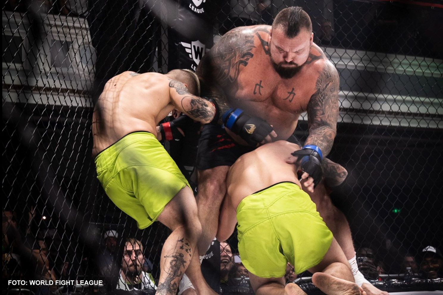 🎥 2 tegen 1: Eddie Hall wint Cage Fight met Powerbomb knock-out